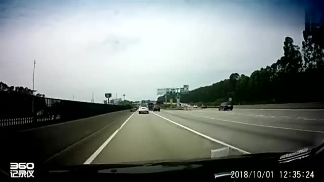 实拍：高速公路快车道，白色SUV突然停车，让人捏把汗