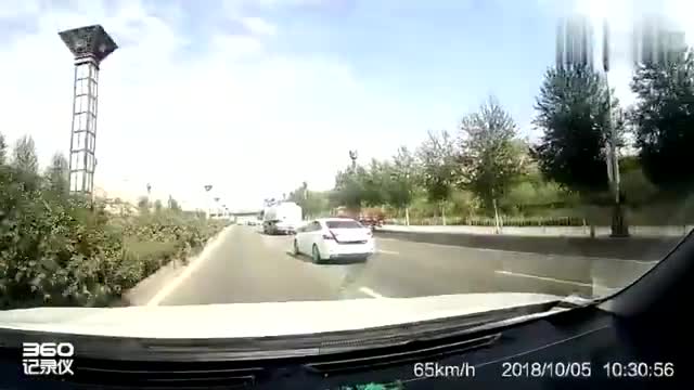 实拍：大货车正准备变道，白车轿车强行超车，差点一起同归于尽