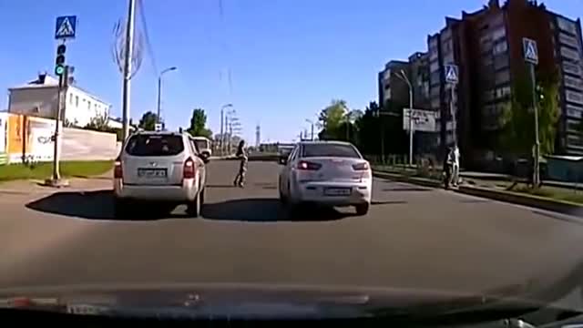 实拍母子3秒消失在轿车车顶，监控拍下怪异一刻