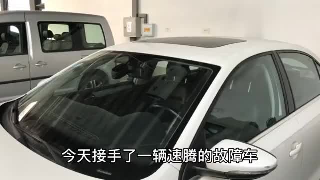 保养过后仪表出现黄色的油壶，机油液位显示正常，究竟什么原因？