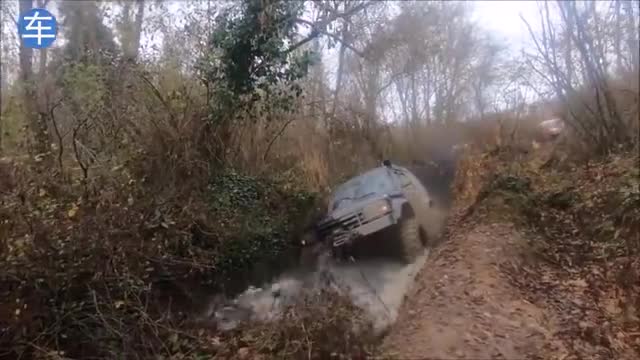 原来路虎贵是有原因的，看看它在户外是怎样开，网友：难怪保养贵
