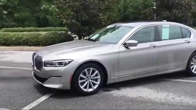 可算见到了，2021款宝马7系实拍，打开车门后，不再考虑奔驰S级