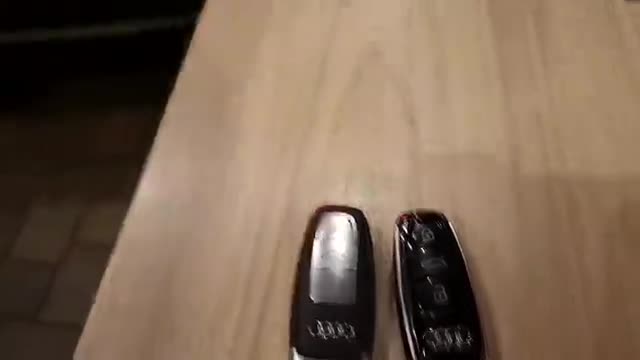 夜晚实拍2020款奥迪A8L，拿到钥匙亮起贯穿式尾灯，心动开始上演