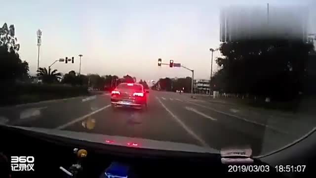 行车记录仪实拍追尾大众迈腾全过程，希望大家引以为戒