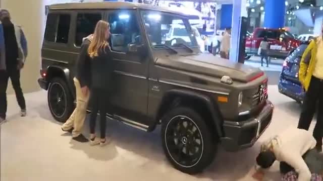 外国车展围观奔驰G级 全球人都在追捧！