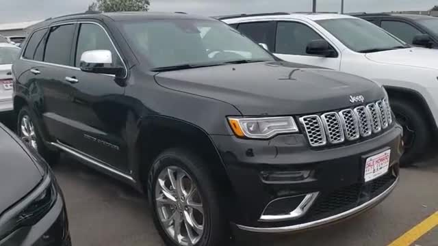 2019款吉普大切诺基入库实拍，打开车门看到内饰，我彻底心动了