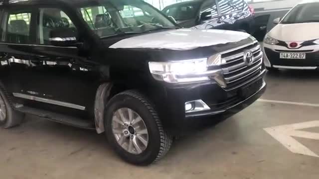 2019款丰田兰德酷路泽的细节实拍，了解完详细配置，买不买自己定