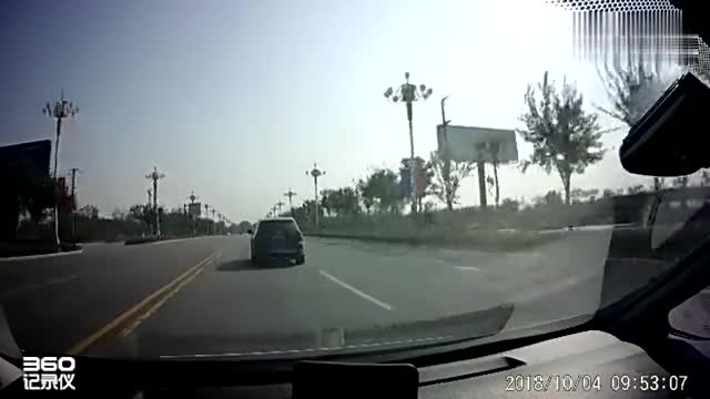 行车记录仪实拍：担心错过出口紧急变道，下一秒大货车没辙了