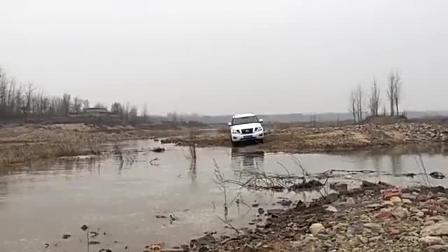日产途乐越野挑战水沟，动力表现相当不错，看起来就像玩一样