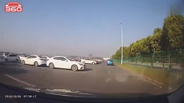 行车记录仪实拍：私家车被撞了一下，下一秒的操作看蒙了