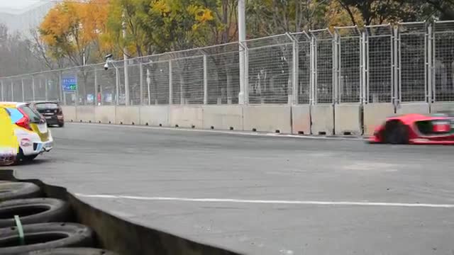 实拍汽车耐力赛现场,震撼的声浪令人血脉偾张!