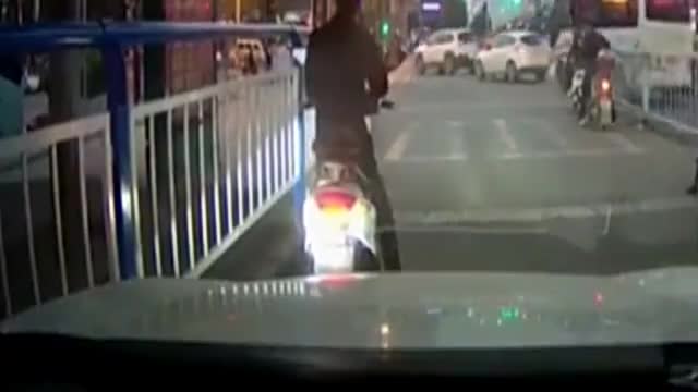 女子为了停车费堵门，还大骂是看门狗，接下来她的车报废了