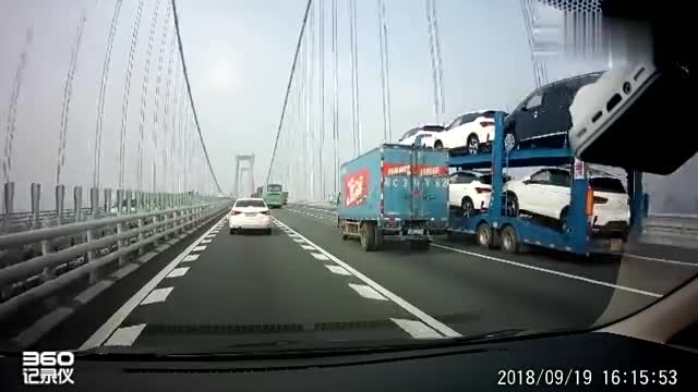 行车记录仪实拍：高速上一排违章摄像头，晚上一闪灯，太刺眼了