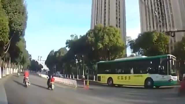 监控实拍：下一秒大姐拐弯无视轿车，瞬间悲剧了
