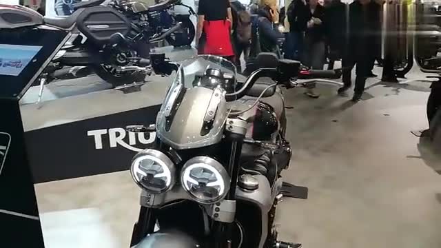 实拍凯旋新车Rocket3GT,2.5升三缸引