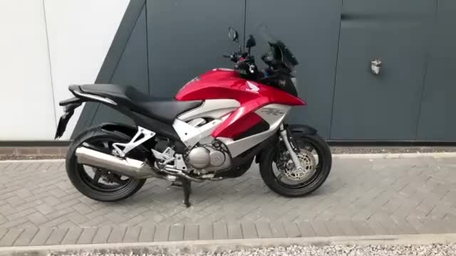 实拍本田多功能摩托VFR800X,V型四缸