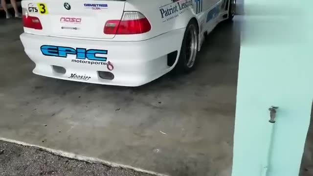 实拍福特野马与宝马E46M3，还是野马