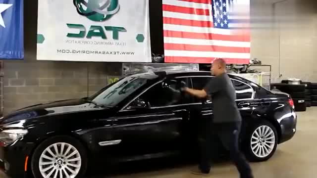 顶配宝马七系的防弹能力有多好，车主最后发飙了！