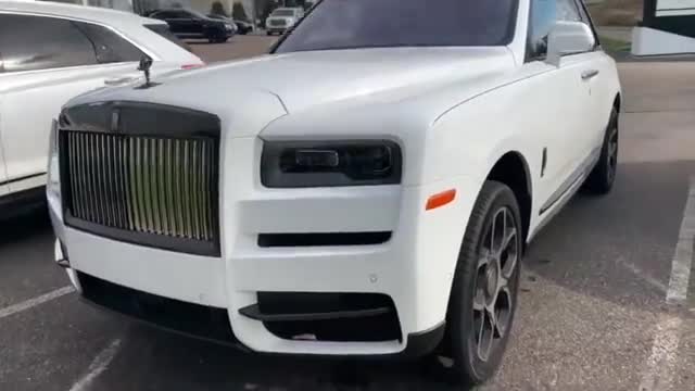 2021款劳斯莱斯库里南抢先实拍，打开车门亮起氛围灯，霸气开始