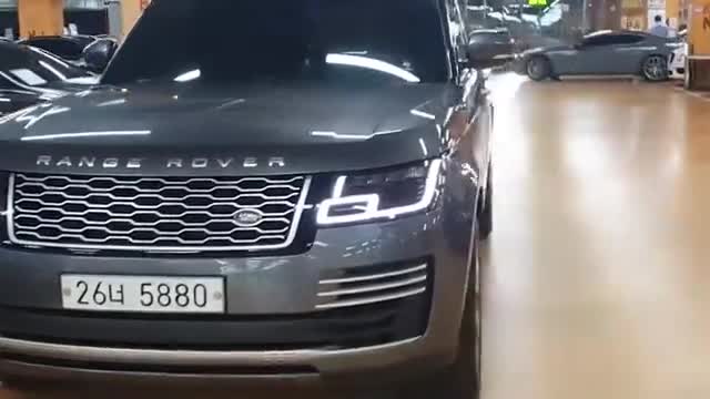 2020款路虎揽胜SVA加长版入库实拍，伸出自动脚踏板，心动开始