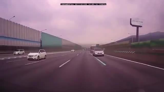 实拍韩国一起追尾惨案！大巴司机这是睡着了吗