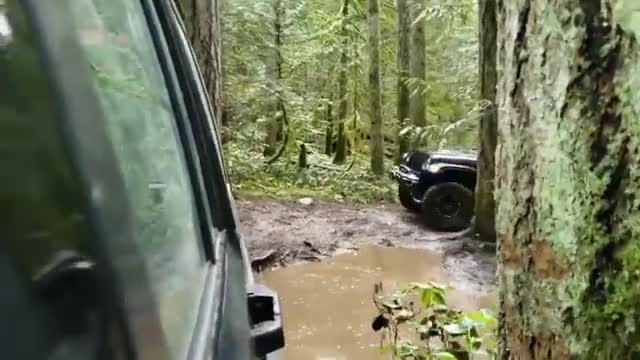 2019款吉普牧马人越野实拍，这动力不容小觑