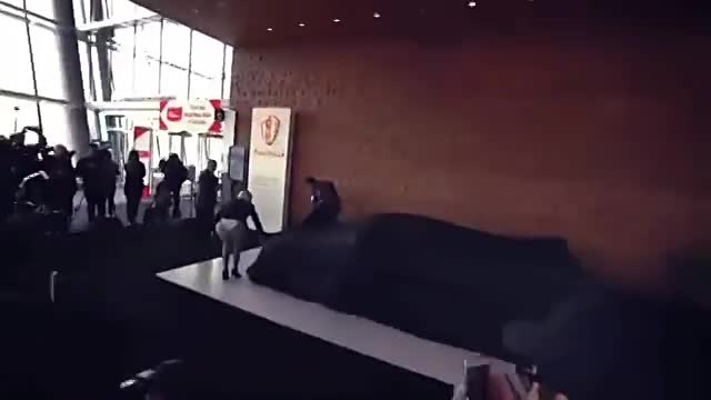 女销售掀开车衣那一刻，才知道世上最快的量产车有多霸气！