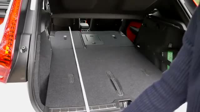 后排座椅折叠展示，全新沃尔沃X