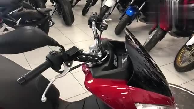 本田踏板车PCX150到店实拍,看看是