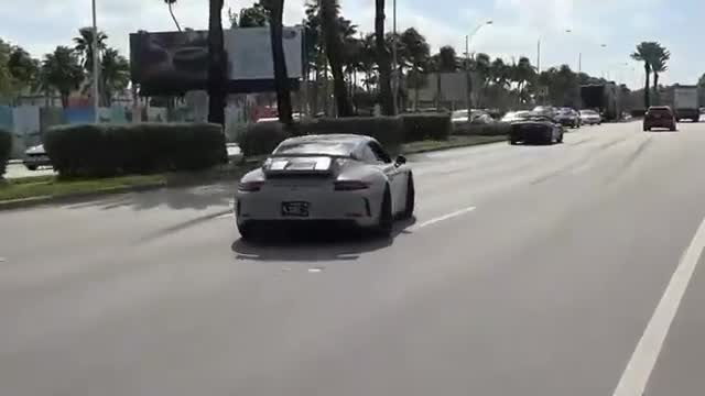 海外道路实拍跑车加速动力强劲