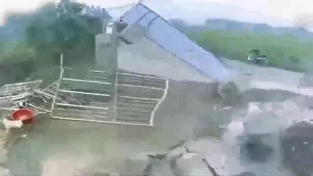 监控实拍：女司机太猛了,没有大门挡着，估计要起飞