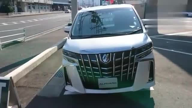 实拍丰田埃尔法，MPV也可以这么霸