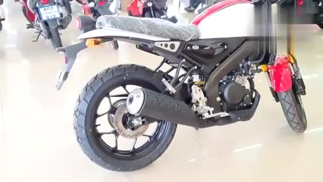 实拍雅马哈最新款小排量复古摩托