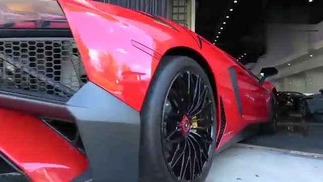 详细实拍兰博基尼LP750-4，V12引擎启