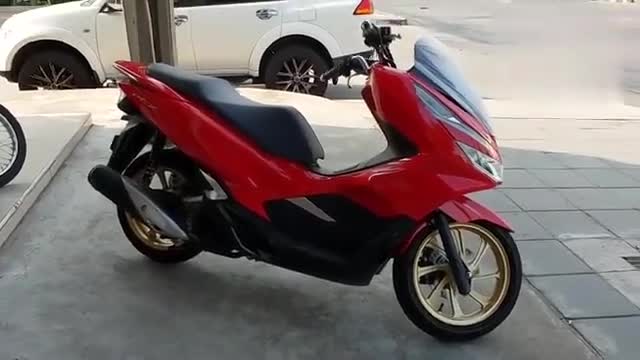 本田PCX150实车展示，不仅颜值高，还