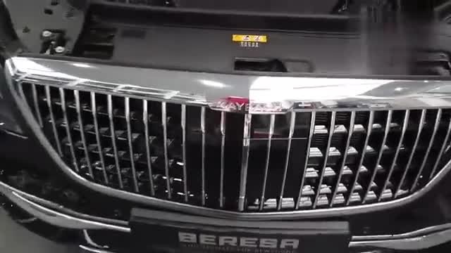 奔驰迈巴赫S560到店，坐到后排打开