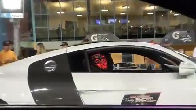 性能强悍的鲜绿色跑车，车尾尾翼