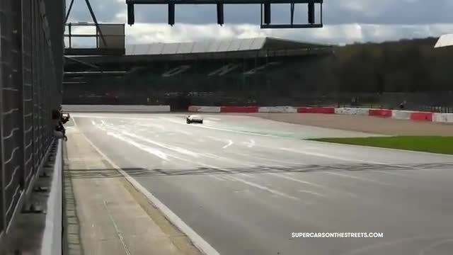 外媒街拍炫酷跑车展示，拥有较好