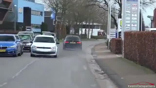 这里有很多超级跑车展示，你感兴