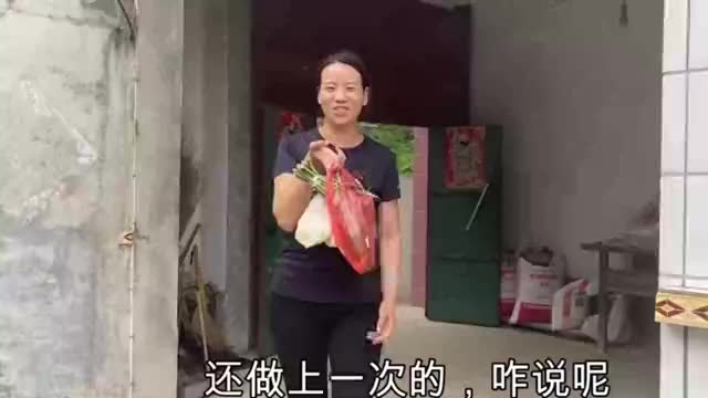 倔媳妇亲自做铁锅焖面没想到差点翻了车公爹却馋的要吃三大碗