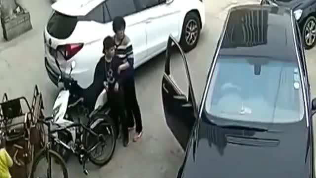 监控实拍：女司机不能惹，一言不合就怒撞，太任性了