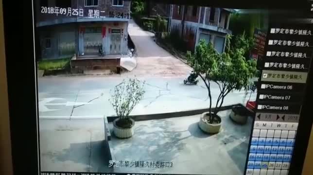 行车记录仪实拍：一脚油门直接把车开进“家门”，网友：太懒了吧