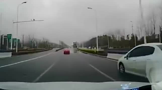 行车记录仪实拍：高速行驶，下一秒瞬间看不见路了