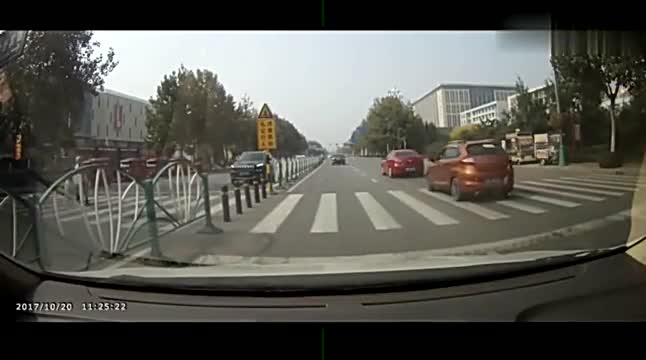 车祸行车记录仪实拍，油门当刹车，路人险遭殃