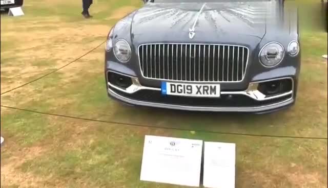 实拍2020款宾利飞驰，内饰配色高