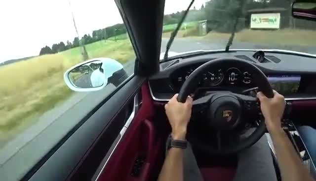 行驶在路上的全新保时捷9114SCabr