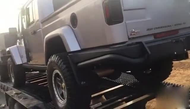 实拍吉普牧马人4X4皮卡64LV8，大