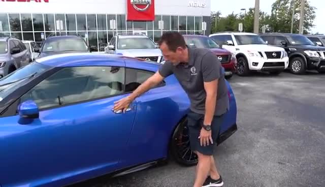 新车采用蓝色车漆并加入白色拉花