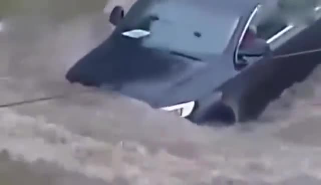 实拍-奥迪女司机仗着车好，偏要逞能，5秒后傻脸了！