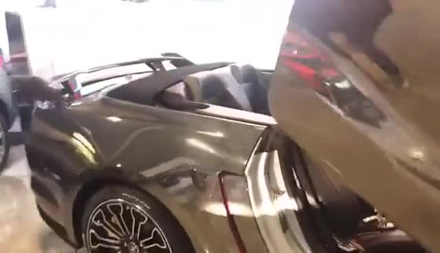 全新福特野马到货实拍，剪刀门加软顶敞篷，这才叫车嘛！